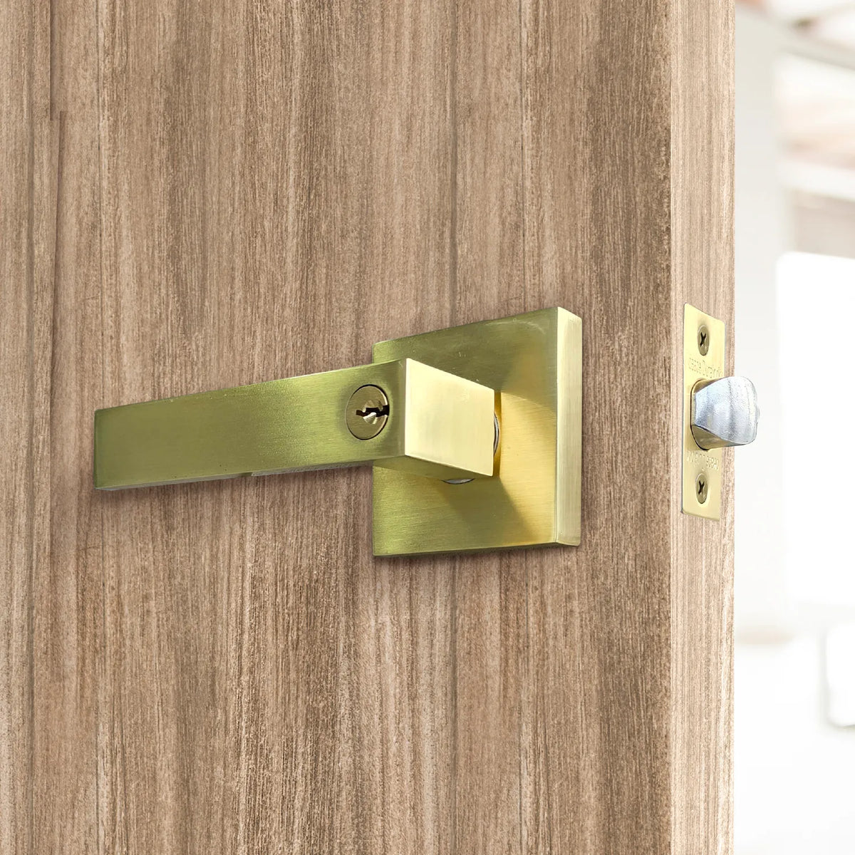 Detalle manija 360 dorado satín diseño moderno y elegante