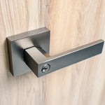 Detalle manija 360 grafito satín diseño sofisticado