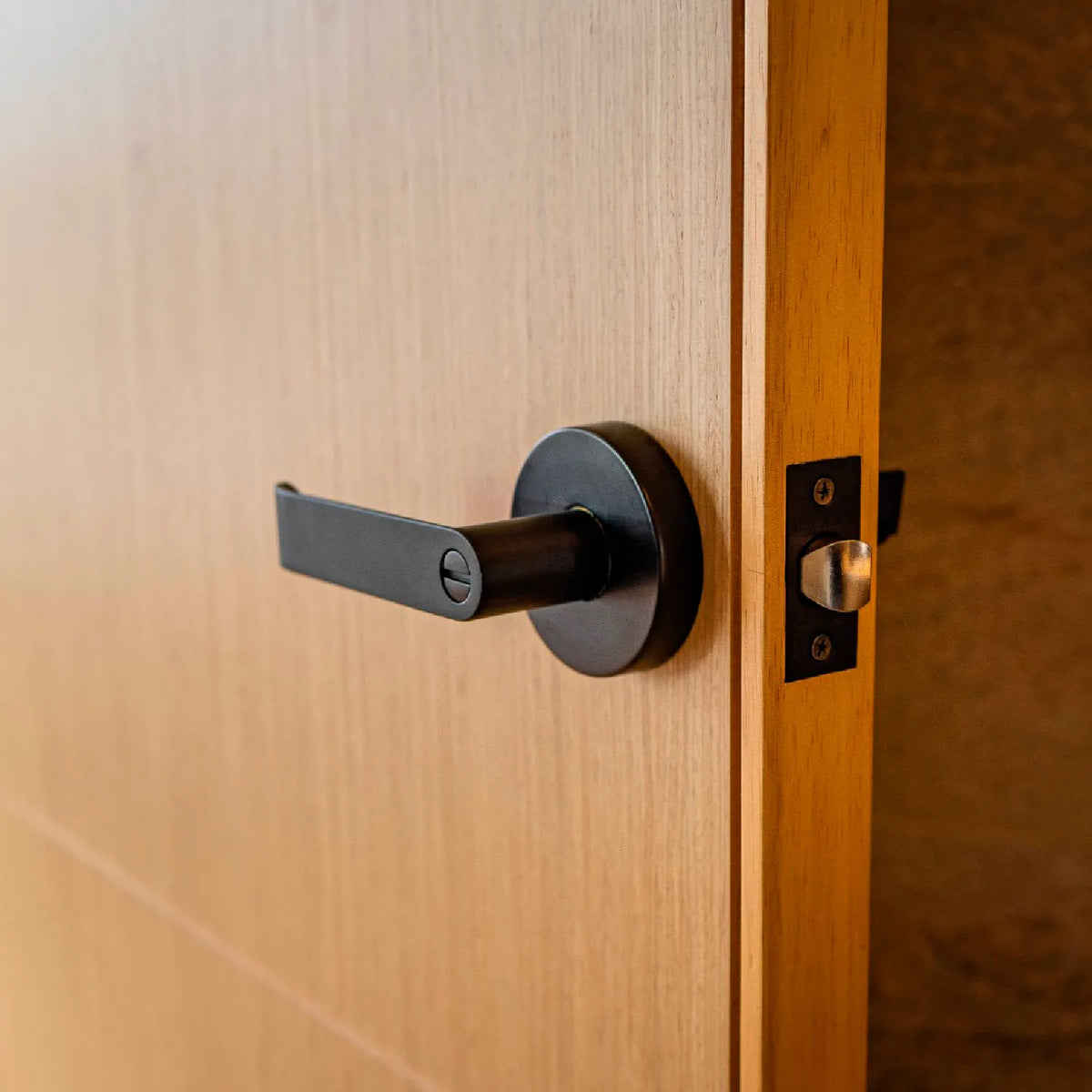 Manija moderna negro mate IDEACE modelo 370 para puertas de madera